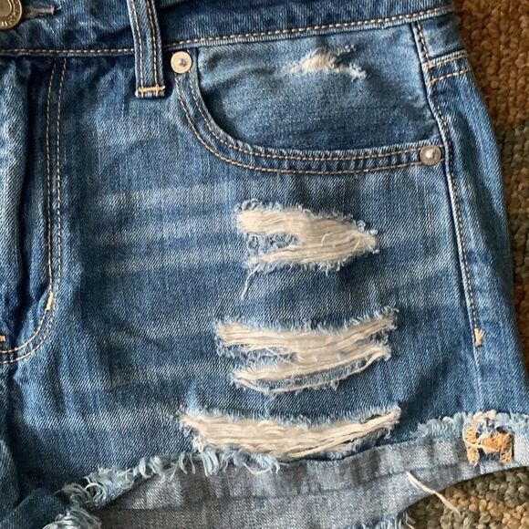EUC WOMEN’S SIZE 8 AMERICAN EAGLE DISTRESS TOMGIRL SHORTIE JEAN SHORTS - Picture 3 of 9